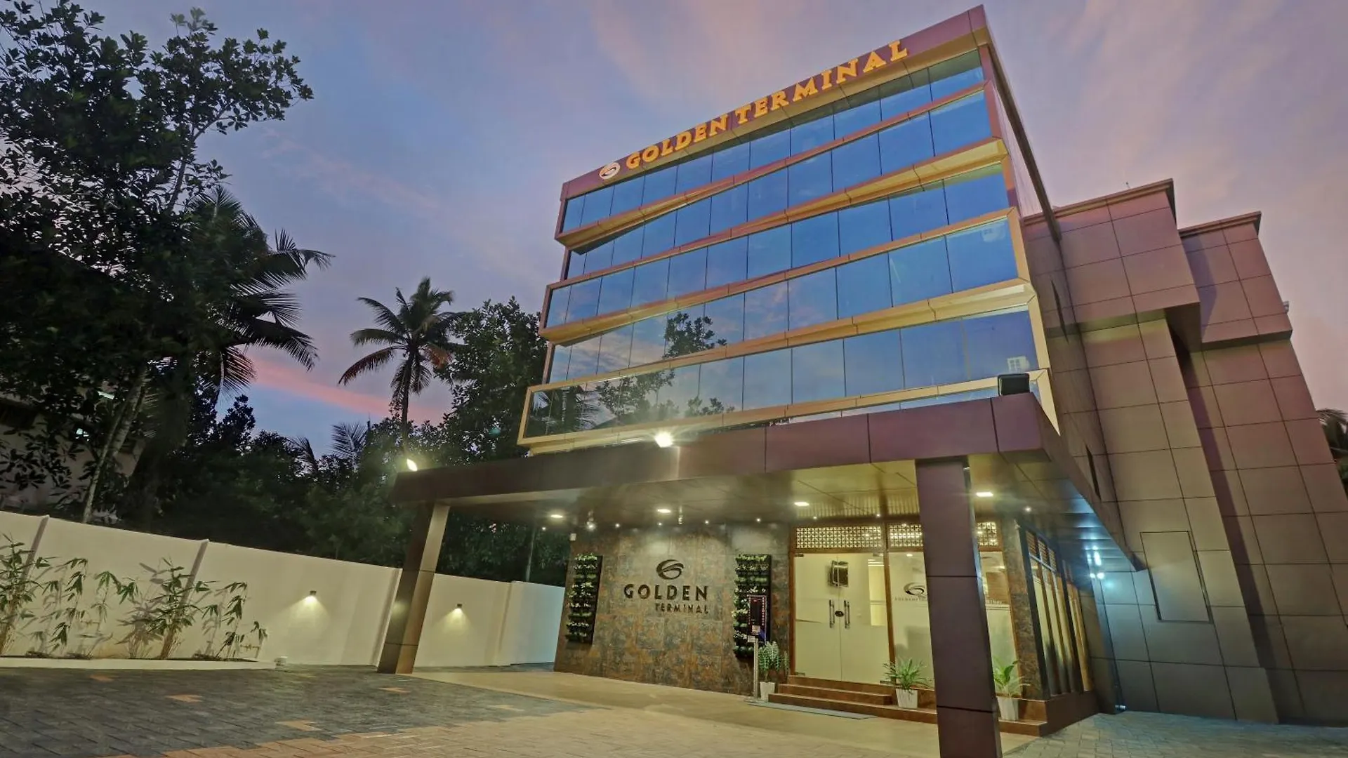 Treebo Golden Terminal, Kochi Airport Hotel 3*,