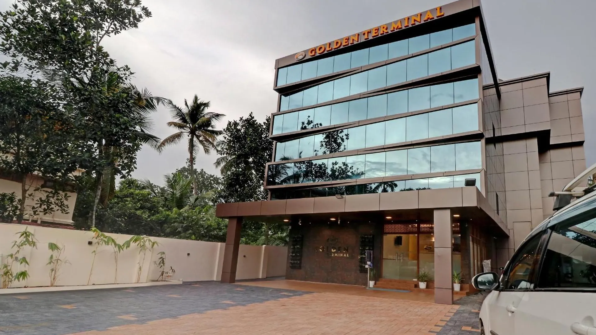 Treebo Golden Terminal, Kochi Airport Hotel